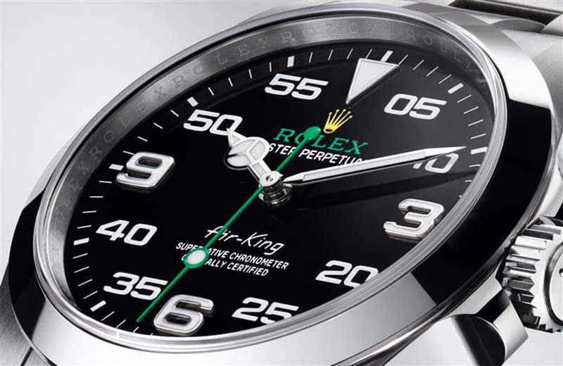 3、6、9點時標填入Chromalight夜光塗料,強化手錶的夜視效果。(Rolex) Rolex|勞力士新款Air-King換湯不換藥?6大規格價格差異一次看-復刻表