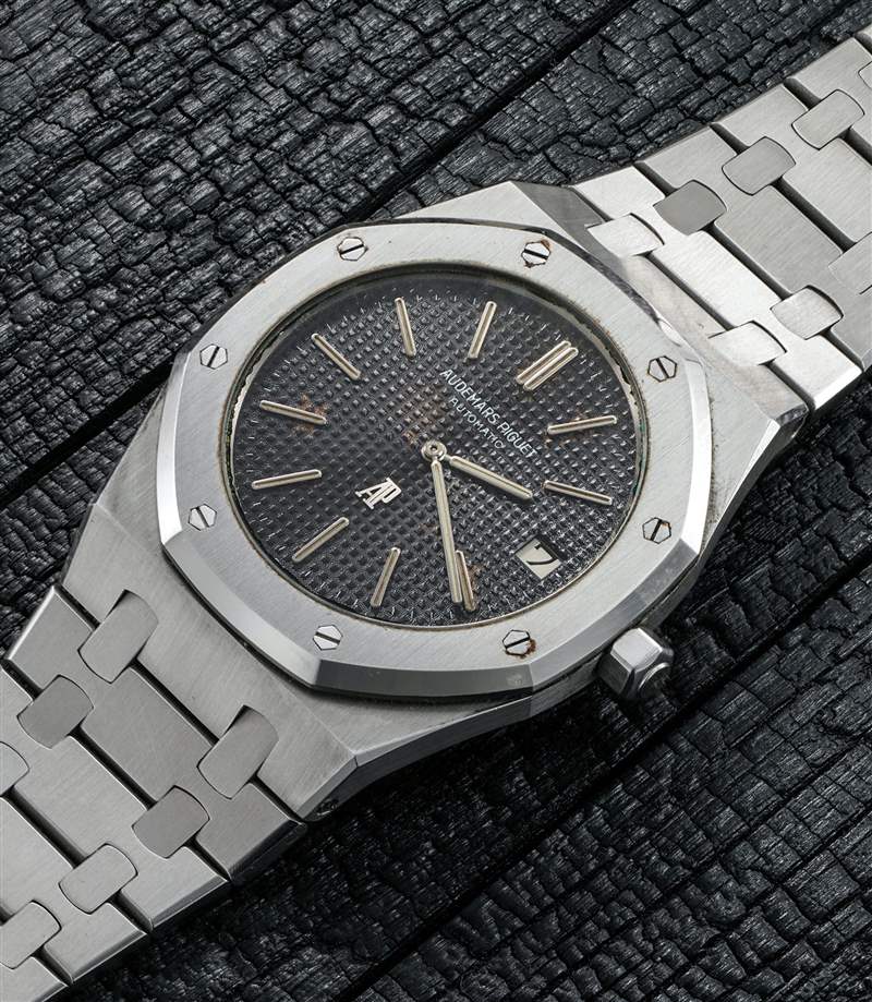 型號5402ST Royal Oak A Series「The A2」精鋼鏈帶腕表以1,058,500瑞士法郎成交(約838萬港元),亦創下古董Royal Oak歷來世界拍賣紀錄。 (圖片來源:富藝斯) AP愛彼50周年拍賣世上第2枚生產Royal Oak破紀錄838萬天價成交-復刻表