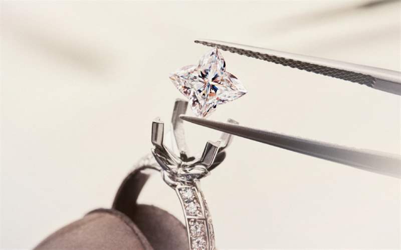 Louis Vuitton推出LV Diamonds系列:標(biāo)志性LV Monogram星形鉆石切割-復(fù)刻表
