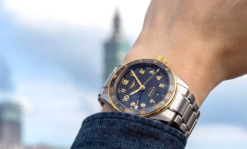 為此地與彼時(shí),都鍍上Golden Hour:浪琴表Spirit Zulu Time,新增18K黃金細(xì)節(jié)-復(fù)刻表